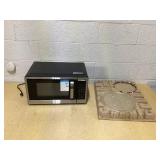 21 in. 1.1 cu. ft. 1000-Watt Countertop Microwave Oven in Fingerprint Resistant Stainless Steel and Bar handle