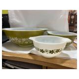 Pyrex 3 Nesting Bowls Crazy Daisy