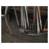 Bundle of pitchforks, hoes, pickaxe...