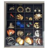 Large Vintage Jewelry Collection: Brooches, Rings, Earrings