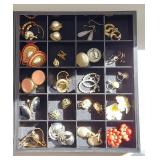 Large Vintage Jewelry Collection: Brooches, Rings, Earrings