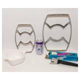 Vintage CorningWare Collection – Dish, Detachable Handle & Trivets