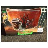 Lemax Gruesome Grave Digger Halloween decor