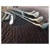 Rutger golf bag with golf clubs