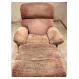 Flexsteel Brown Recliner with Patterned Upholstery. One of Two Matching Pieces, Lots 4 and 5 Flexsteel Brown Recliner with Patterned Upholstery. One of Two Matching Pieces, Lots 4 and 5
