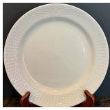 Martha Stewart White Dinnerware Set of 16 Pieces - Plates & Bowls Martha Stewart White Dinnerware Set of 16 Pieces - Plates & Bowls