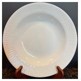 Martha Stewart White Dinnerware Set of 16 Pieces - Plates & Bowls Martha Stewart White Dinnerware Set of 16 Pieces - Plates & Bowls
