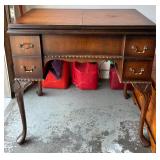 Antique Singer Sewing Machine in Wooden Table with Drawers