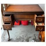 Antique Singer Sewing Machine in Wooden Table with Drawers