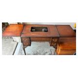 Antique Singer Sewing Machine in Wooden Table with Drawers