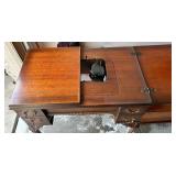 Antique Singer Sewing Machine in Wooden Table with Drawers