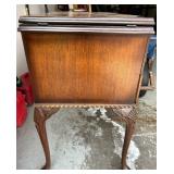Antique Singer Sewing Machine in Wooden Table with Drawers