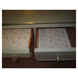 Vintage shabby Chic style wood 5-dr... Vintage shabby Chic style wood 5-dr...