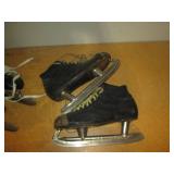 3 pair of vintage ice skates in bot... 3 pair of vintage ice skates in bot...