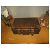 Vintage Wood suitcase style ornamen... Vintage Wood suitcase style ornamen...