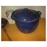 Large Enamelware stock pot, vintage... Large Enamelware stock pot, vintage...