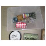 Covered tote with picnic theme tabl... Covered tote with picnic theme tabl...