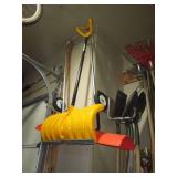 Large lot of shovels, rakes and yar... Large lot of shovels, rakes and yar...