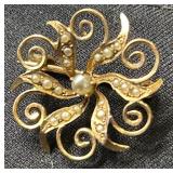 Vintage 10k Gold Scrolling Brooch with Seed Pearls - 1.6g