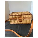 VTG Woven Wicker Double Handle Twist Turn Lock Service For 4 Picnic Basket