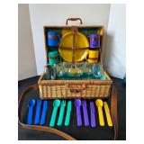 VTG Woven Wicker Double Handle Twist Turn Lock Service For 4 Picnic Basket