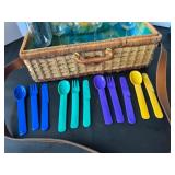 VTG Woven Wicker Double Handle Twist Turn Lock Service For 4 Picnic Basket