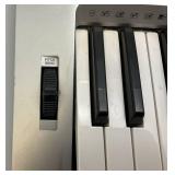 Yamaha PSRE413 Keyboard (Works With Batteries Needs Power Cord)