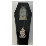 DISNEY The Huanted Mansion 999 Happy Haunts Event 2003 Tombstone Gift Pin Coffin