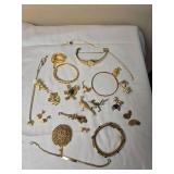 Brilliant Vintage Costume Jewelry Collection - Gold - (25) Brilliant Vintage Costume Jewelry Collection - Gold - (25)