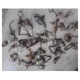 5 GALLON BUCKET FULL OF 24 ASSORTED TRAPS 5 GALLON BUCKET FULL OF 24 ASSORTED TRAPS