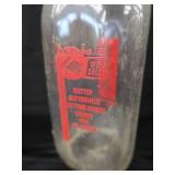 VINTAGE METAL  MILK CARRIER WITH 6 GLASS MILK BOTTLES VINTAGE METAL  MILK CARRIER WITH 6 GLASS MILK BOTTLES
