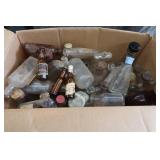 3 MINI BEER BOTTLES AND A BOX OF ASSORTED ANTIQUE / VINTAGE BOTTLES 3 MINI BEER BOTTLES AND A BOX OF ASSORTED ANTIQUE / VINTAGE BOTTLES