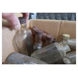 3 MINI BEER BOTTLES AND A BOX OF ASSORTED ANTIQUE / VINTAGE BOTTLES 3 MINI BEER BOTTLES AND A BOX OF ASSORTED ANTIQUE / VINTAGE BOTTLES