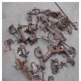 5 GALLLON BUCKET FULL O  ASSORTED TRAPS. 5 GALLLON BUCKET FULL O  ASSORTED TRAPS.