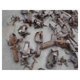 5 GALLLON BUCKET FULL O  ASSORTED TRAPS. 5 GALLLON BUCKET FULL O  ASSORTED TRAPS.