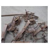 5 GALLLON BUCKET FULL O  ASSORTED TRAPS. 5 GALLLON BUCKET FULL O  ASSORTED TRAPS.