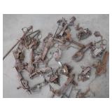 5 GALLLON BUCKET FULL O  ASSORTED TRAPS. 5 GALLLON BUCKET FULL O  ASSORTED TRAPS.