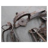 5 GALLLON BUCKET FULL O  ASSORTED TRAPS. 5 GALLLON BUCKET FULL O  ASSORTED TRAPS.