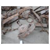 5 GALLLON BUCKET FULL O  ASSORTED TRAPS. 5 GALLLON BUCKET FULL O  ASSORTED TRAPS.