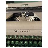 Vintage ROYAL Quiet De Luxe Typewriter in Working Condition Vintage ROYAL Quiet De Luxe Typewriter in Working Condition