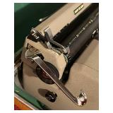 Vintage ROYAL Quiet De Luxe Typewriter in Working Condition Vintage ROYAL Quiet De Luxe Typewriter in Working Condition