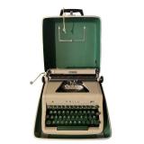 Vintage ROYAL Quiet De Luxe Typewriter in Working Condition Vintage ROYAL Quiet De Luxe Typewriter in Working Condition