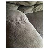 68-inch Slumberland Loveseat in Good Condition 68-inch Slumberland Loveseat in Good Condition