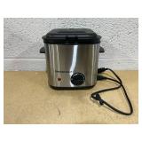 Elite Gourmet EDF1550 Electric 1.5 Qt. / 6 Cup Oil Capacity Deep Fryer Elite Gourmet EDF1550 Electric 1.5 Qt. / 6 Cup Oil Capacity Deep Fryer