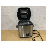 Elite Gourmet EDF1550 Electric 1.5 Qt. / 6 Cup Oil Capacity Deep Fryer Elite Gourmet EDF1550 Electric 1.5 Qt. / 6 Cup Oil Capacity Deep Fryer