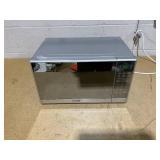 COMMERCIAL CHEF 0.7 Cu Ft Microwave with 10 Power Levels, 700W Microwave with Digital Display COMMERCIAL CHEF 0.7 Cu Ft Microwave with 10 Power Levels, 700W Microwave with Digital Display