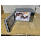 COMMERCIAL CHEF 0.7 Cu Ft Microwave with 10 Power Levels, 700W Microwave with Digital Display COMMERCIAL CHEF 0.7 Cu Ft Microwave with 10 Power Levels, 700W Microwave with Digital Display