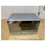 COMMERCIAL CHEF 0.7 Cu Ft Microwave with 10 Power Levels, 700W Microwave with Digital Display COMMERCIAL CHEF 0.7 Cu Ft Microwave with 10 Power Levels, 700W Microwave with Digital Display