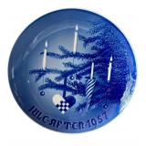 Bing and Grøndahl 1957 Christmas Plate with Candles Design