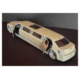 Maisto 1:24 Scale Die Cast Chrysler 300C Limousine Part of the Trump Executive Collection Car